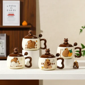 naehe aufnahme des 3d capybara auf dem deckel der capybara tasse