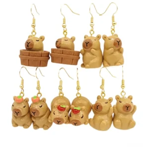 verschiedene 3d capybara ohrringe mit unterschiedlichen designen, capybara in holzwanne mit onsen bad und capybara mit orange oder apfel auf dem kopf