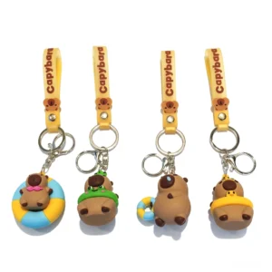 Nahaufnahme 3D Cartoon Capybara Schlüsselanhänger mit Frosch Schwimmreifen und gelbem Armband, Capybara Fischerhut