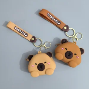 3d capybara silikon etui mini geldbeutel in ingwer-braun und kakao-braun mit handgelenkriemen, geöffnet mit kabellosen kopfhoerern