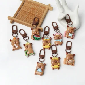 3D Capybara Taschenanhänger Set aus Harz mit 6 verschiedenen Designs: Lesen, Schal, Roller, Wassermelone, Schwimmreifen, Fischsnack