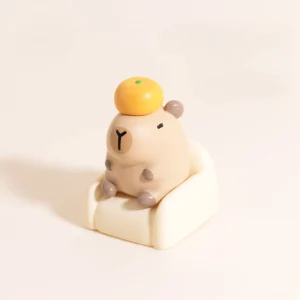 3D Capybara Tastenkappe sitzend auf Sofa mit Mandarine - Capybara Keycap fuer mechanische Tastaturen