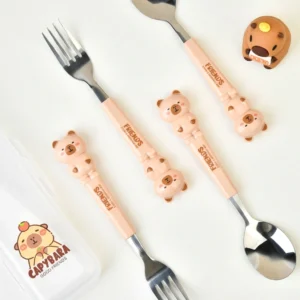 Detailansicht des 3D Capybara Toppers am Kinderbesteck Griff