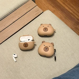 Niedliche braune 3D Silikon Capybara AirPods Hülle mit entspannter Mimik und kleinen Ohren