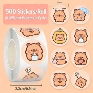 500 Stück kawaii Capybara Aufkleber Rolle auf hellem Hintergrund