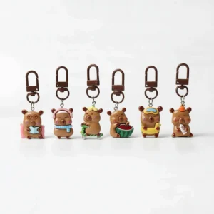 6er Set Capybara Taschenanhänger aus Harz in einer Reihe mit Motiven Lesen, Schal, Roller, Wassermelone, Schwimmreifen und Fischsnack