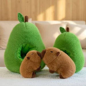 Abnehmbarer Capybara Plush neben Avocado Schale des 2-in-1 Kuscheltiers
