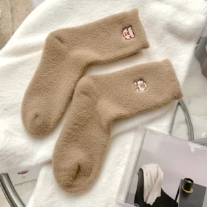 übersicht der fünf verschiedenen farben von capybara fuzzy socken mit stickerei