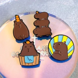 dunkelbraune capybara anstecknadeln alle vier designen aus dem set im ueberblick
