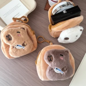 Alle drei Farbvarianten der niedlichen Capybara Muenztasche: Milchweiß, Toasted Tan, Kakao Braun