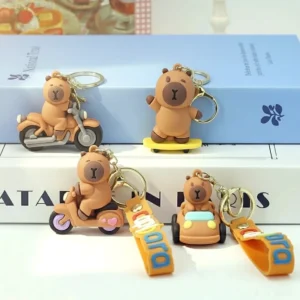 Alle Varianten des süßen 3D Capybara Schlüsselanhängers mit verschiedenen Fahrzeugen