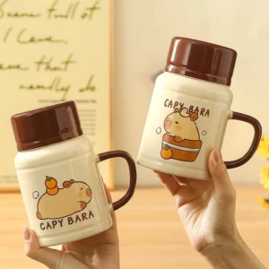 Alle vier Designs der Kawaii Capybara Keramiktasse mit Deckel und Löffel