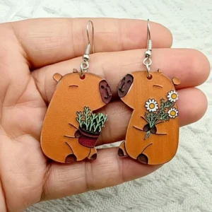 Paar asymmetrische Capybara Ohrringe, kawaii Capybara Ohrschmuck mit Blumen Motiv aus Acryl