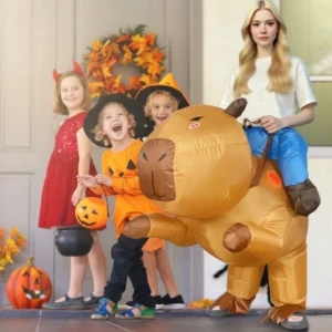 frau im aufblasbaren capybara kostüm auf einer halloween party