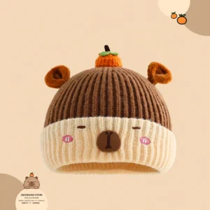 Zweifarbige gestrickte Capybara Beanie für Babys mit niedlicher orangefarbener Persimonen-Dekoration auf der Krone