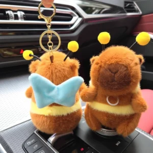 Bienen Capybara Plüsch Schlüsselanhänger als Dekoration im Auto-Innenraum zeigt die leuchtenden Farben des Capybara Plüsch-Anhängers