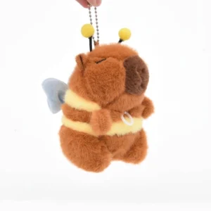 Vorderansicht des Bienen Capybara Plüsch Schlüsselanhängers mit dem weissen Zugring an der Brust zum Aktivieren der flatternden Flügel
