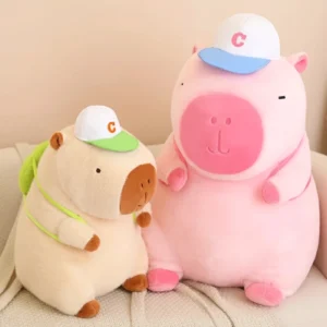 Nahaufnahme von braunem Capybara Plüschtier mit Baseballcap und Rucksack