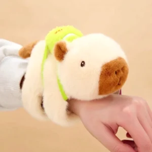 Braunes Capybara Schnapparmband Plüsch mit grünem Baseball Rucksack