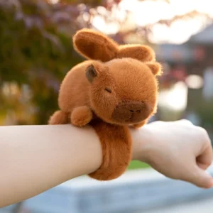 braunes interaktives capybara schnapparmband mit flatternden flügeln