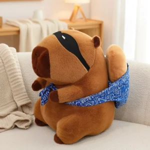 Brot-Dieb Capybara Kuscheltier sitzend auf Sofa mit schwarzer Räubermaske und blauem Beutesack