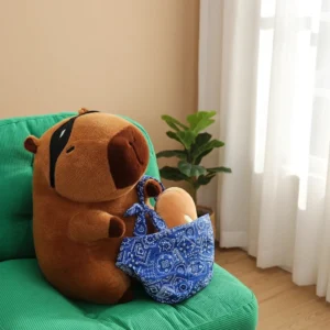 Seitenansicht vom Brot-Dieb Capybara Stofftier mit blauem Paisley Beutesack