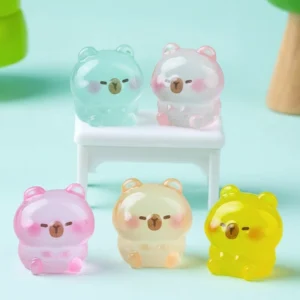 Bunte leuchtende Mini Capybara Figuren im Tageslicht und mit Leuchteffekt im Dunkeln, Capybara Spielfigur