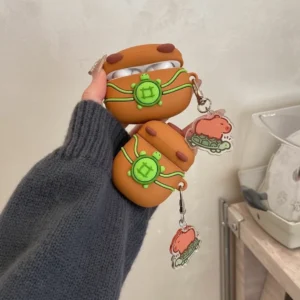 3D Detailansicht Capybara AirPods Hülle mit erhabenem Schildkröten-Rucksack Design