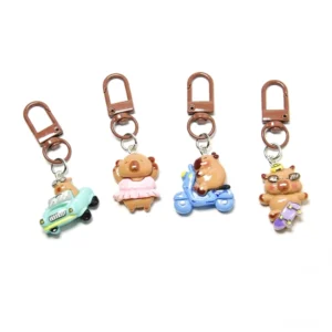 4er Set Capybara Anhänger mit Motiven: Skateboard fahren, Auto fahren, Roller fahren und Ballett tanzen