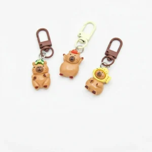 Gruppe von 5 Harz Capybara Taschenbaumlern mit verschiedenen Kostümen und Accessoires