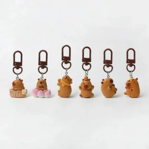 6er Set Capybara Anhänger aus Harz mit verschiedenen Posen: Whirlpool-Capybara, Lotus-Capybara und Capybara mit Mandarine auf dem Kopf