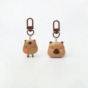 Set aus 2 niedlichen Capybara Anhängern aus Harz mit braunen Karabinerhaken und orangefarbenem Accessoire