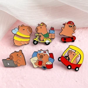 Capybara Anstecknadeln 6er Set: Sechs Emaille Pins mit Capybara in verschiedenen Alltagsszenen