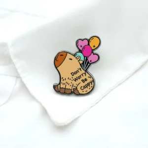 Capybara Anstecknadel mit entspannter Cartoon Capybara und farbigen Luftballons