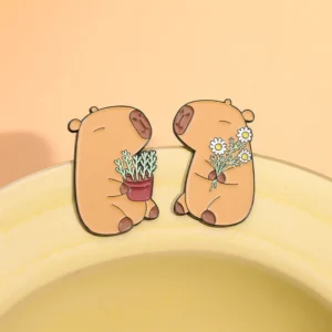 Zwei niedliche Capybara Anstecknadeln, eine Capybara mit Topfpflanze und eine mit Gänseblümchenstrauß - Capybara Pin Set