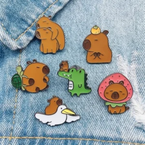 Sechs niedliche Capybara Anstecknadeln auf Hand zur Größenanzeige