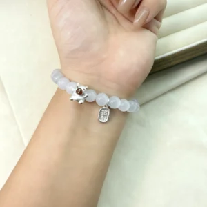 Capybara Armband aus 999er Feinsilber in der Variante geflochtenes Seil auf Handgelenk