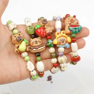 Capybara Armband Foodie Serie, komplettes Set mit sechs elastischen Armbändern, Motive: Wassermelone, Erdbeere, Burger, Pfirsich, Birne, Hasenkapuze, mit künstlerischen Knochen- und Blattperlen