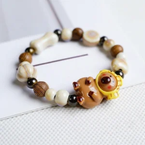 Capybara Armband mit goldenem Taiyaki-Fischwaffel Kostüm Charm und erdfarbenen Perlen in Detailansicht