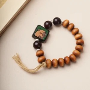 Capybara Armband aus Thuja-Holz mit quadratischem Anhänger und natürlicher Baumwollquaste