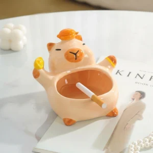 Capybara Aschenbecher mit Orange auf Kopf und Glückslingot, Keramik Aschenbecher
