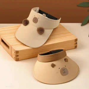 Zwei Modelle von beige Capybara Kappen für Erwachsene: offene Capybara Sonnenblende mit 3D Ohren und passende Capybara Baseballkappe mit süßem Gesichtsdesign