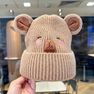Kamel farbene gestrickte Capybara Beanie für Kleinkinder mit großen 3D Ohren und gestickten rosafarbenen Wangen