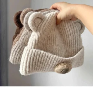 Vier verschiedene Farben von gefütterten Capybara Beanies mit süßen 3D-Knopfnasen