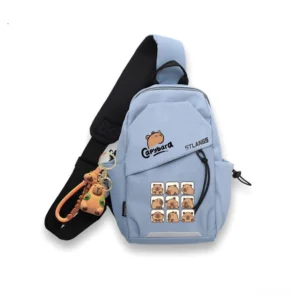 Capybara Brusttasche in Himmelblau mit Fisch Motiv, tragebeispiel vorne