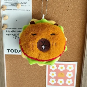 Detailansicht Capybara Burger Plüsch-Schlüsselanhänger mit Quietscher