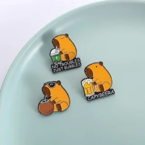 Drei süße Capybara Emaille Pins mit Getränke Motiven für Capybara Fans