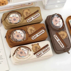 Capybara Federtasche im Retro Kamera Design mit runden Sichtfenster für Abzeichen