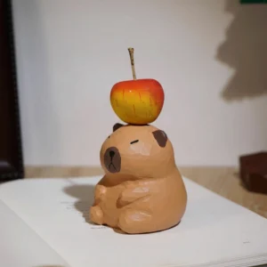 10 cm hohe Capybara Figur mit abnehmbarem rotem Magnet Apfel auf dem Kopf