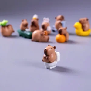 12-teiliges set mit miniatur capybara figuren in verschiedenen posen mit accessoires, capybara figur